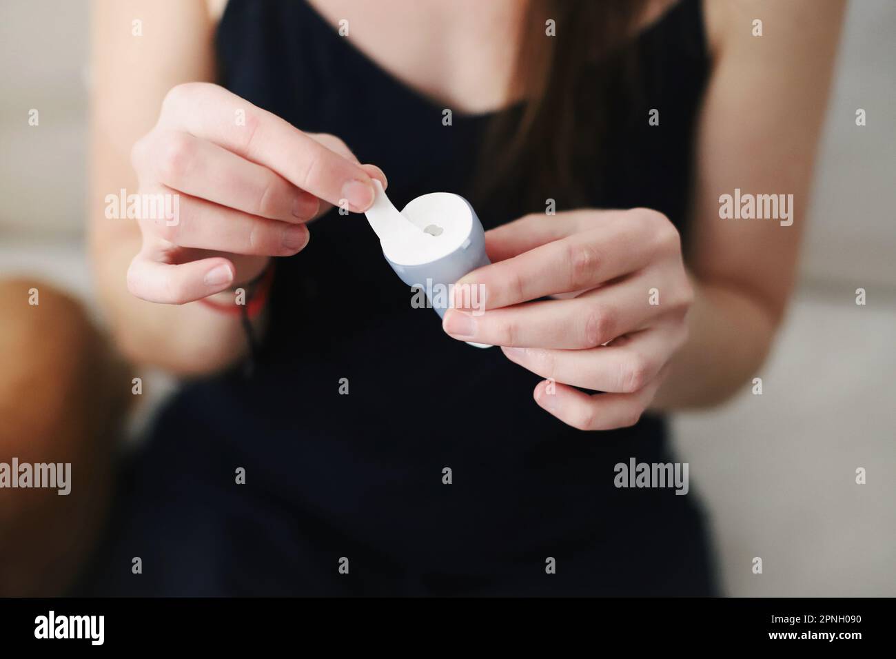 Le mani femminili preparano un set per infusione per il posizionamento Foto Stock