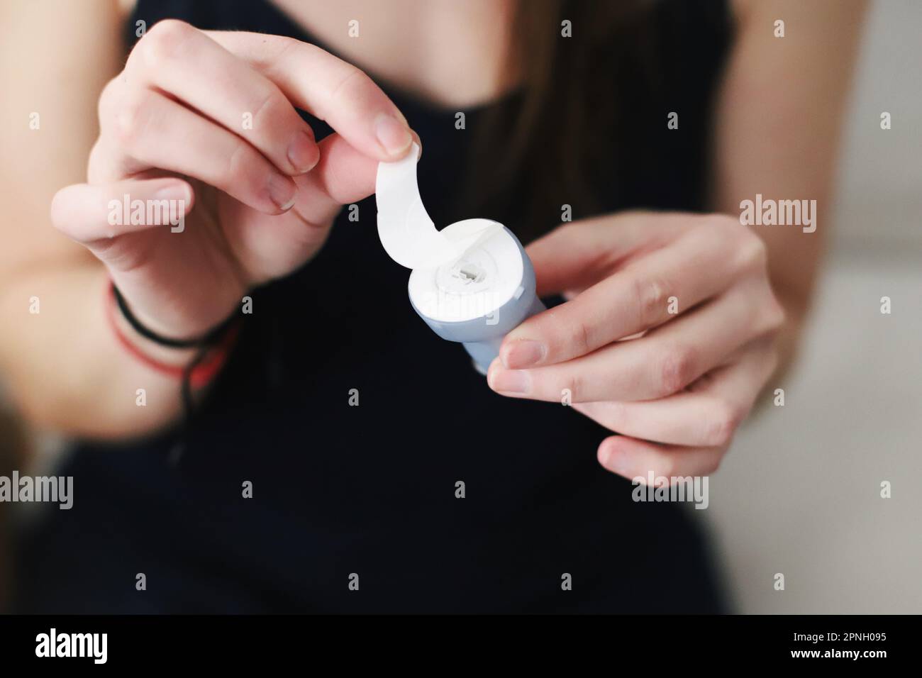 Le mani femminili preparano un set per infusione per il posizionamento Foto Stock