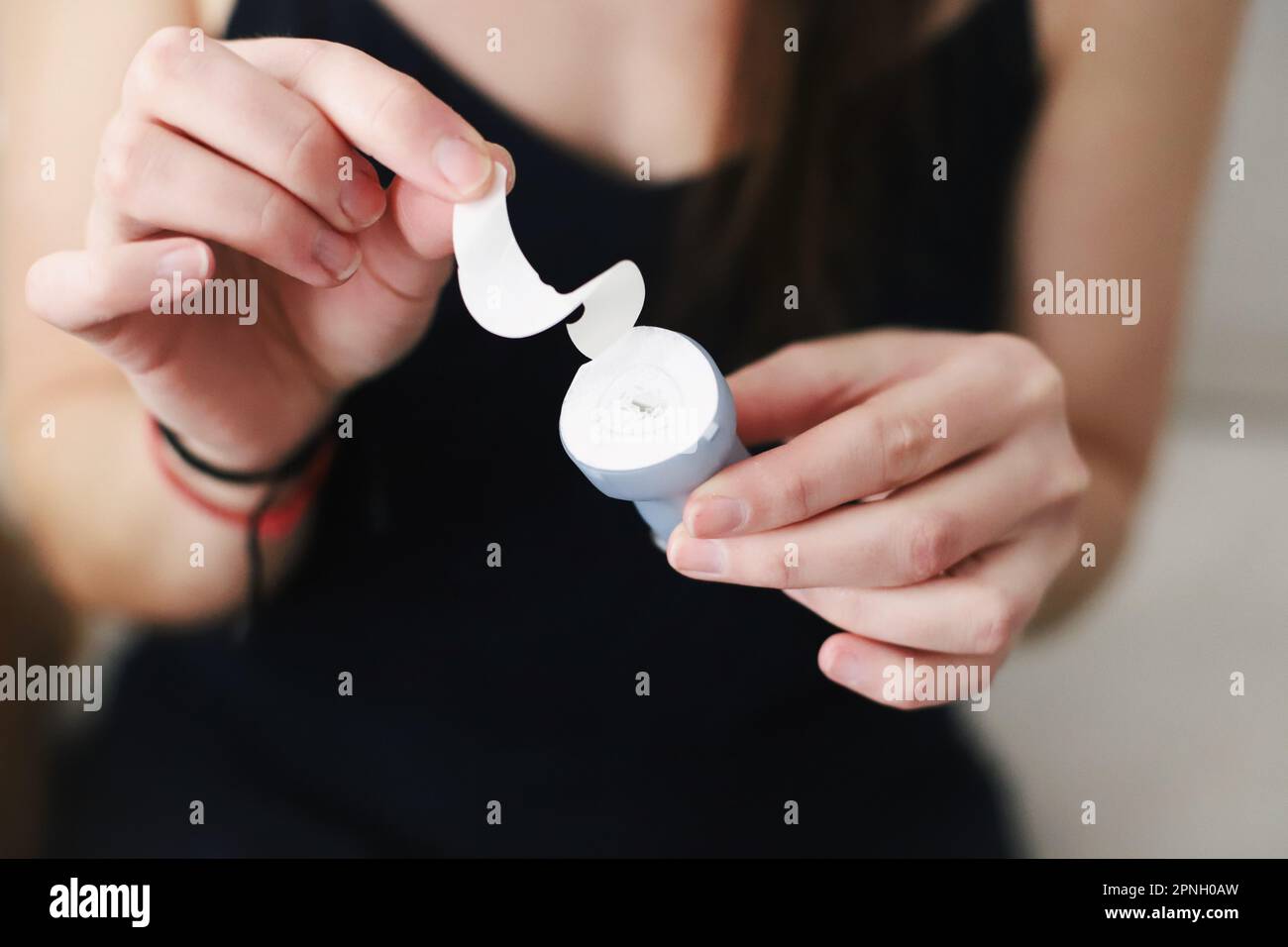 Le mani femminili preparano un set per infusione per il posizionamento Foto Stock
