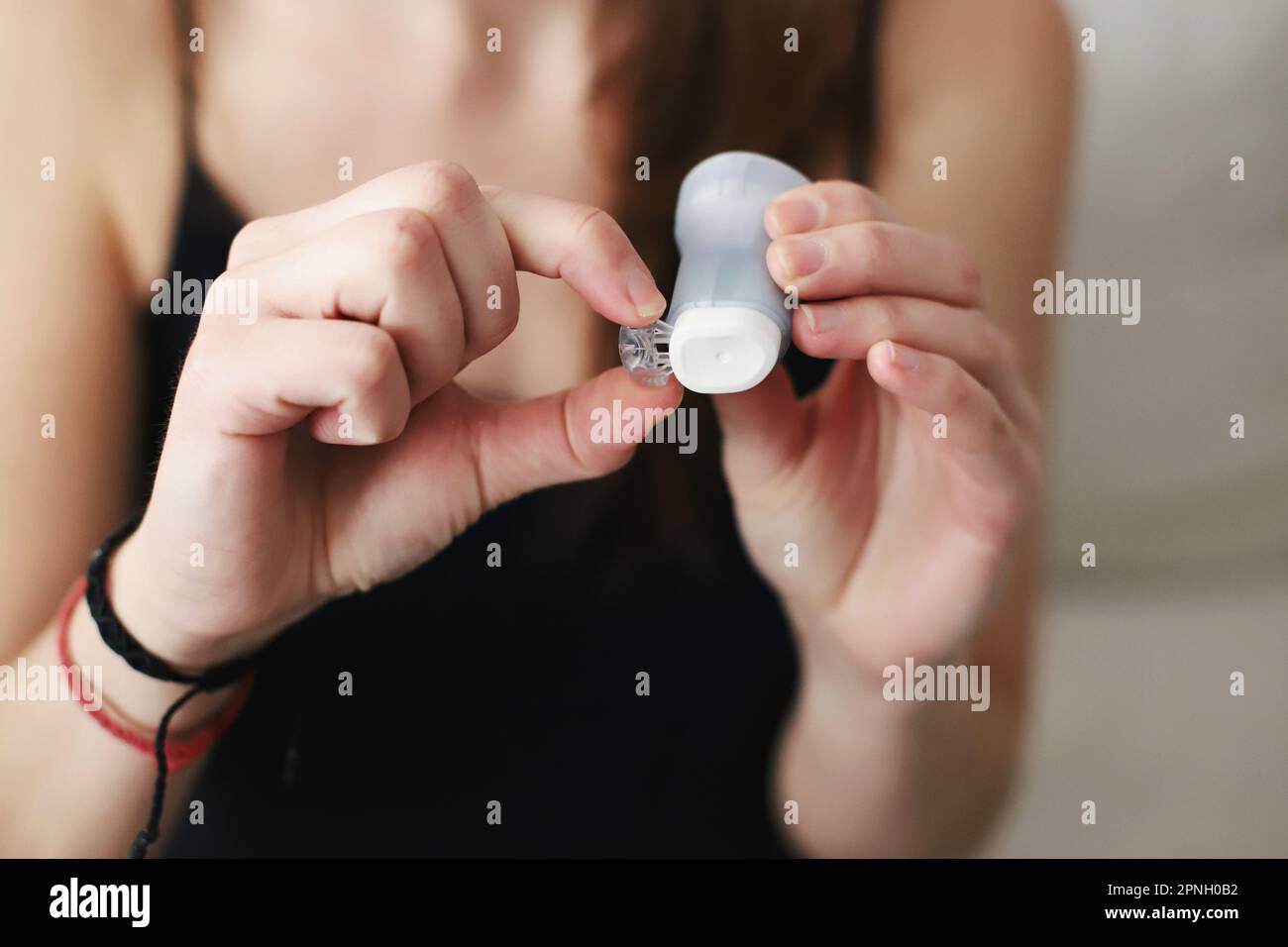 Le mani femminili preparano un set per infusione per il posizionamento Foto Stock