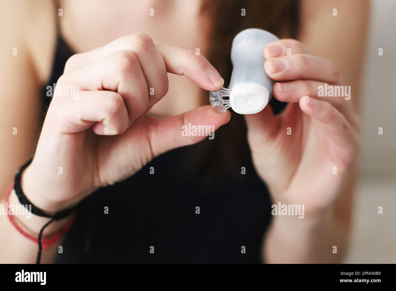Le mani femminili preparano un set per infusione per il posizionamento Foto Stock