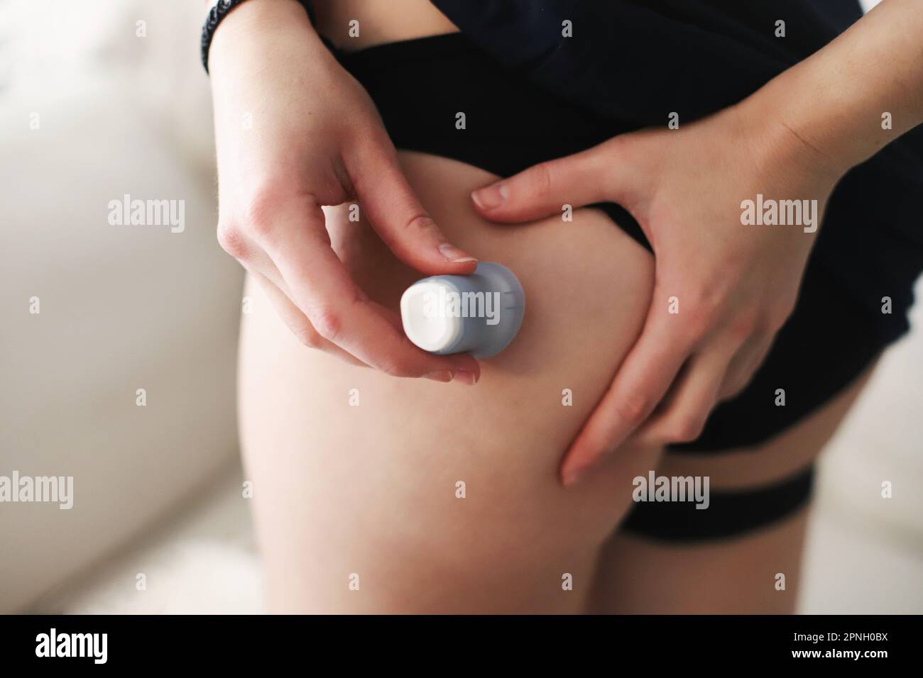 Donna che inserisce un set per infusione nel suo corpo per la somministrazione di insulina Foto Stock