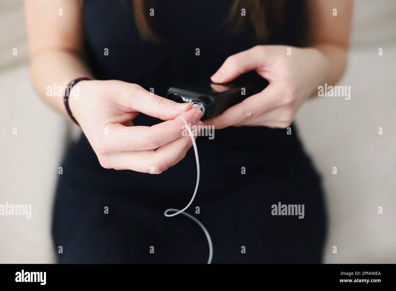 Donna che mette un serbatoio pieno nella sua pompa per insulina Foto Stock