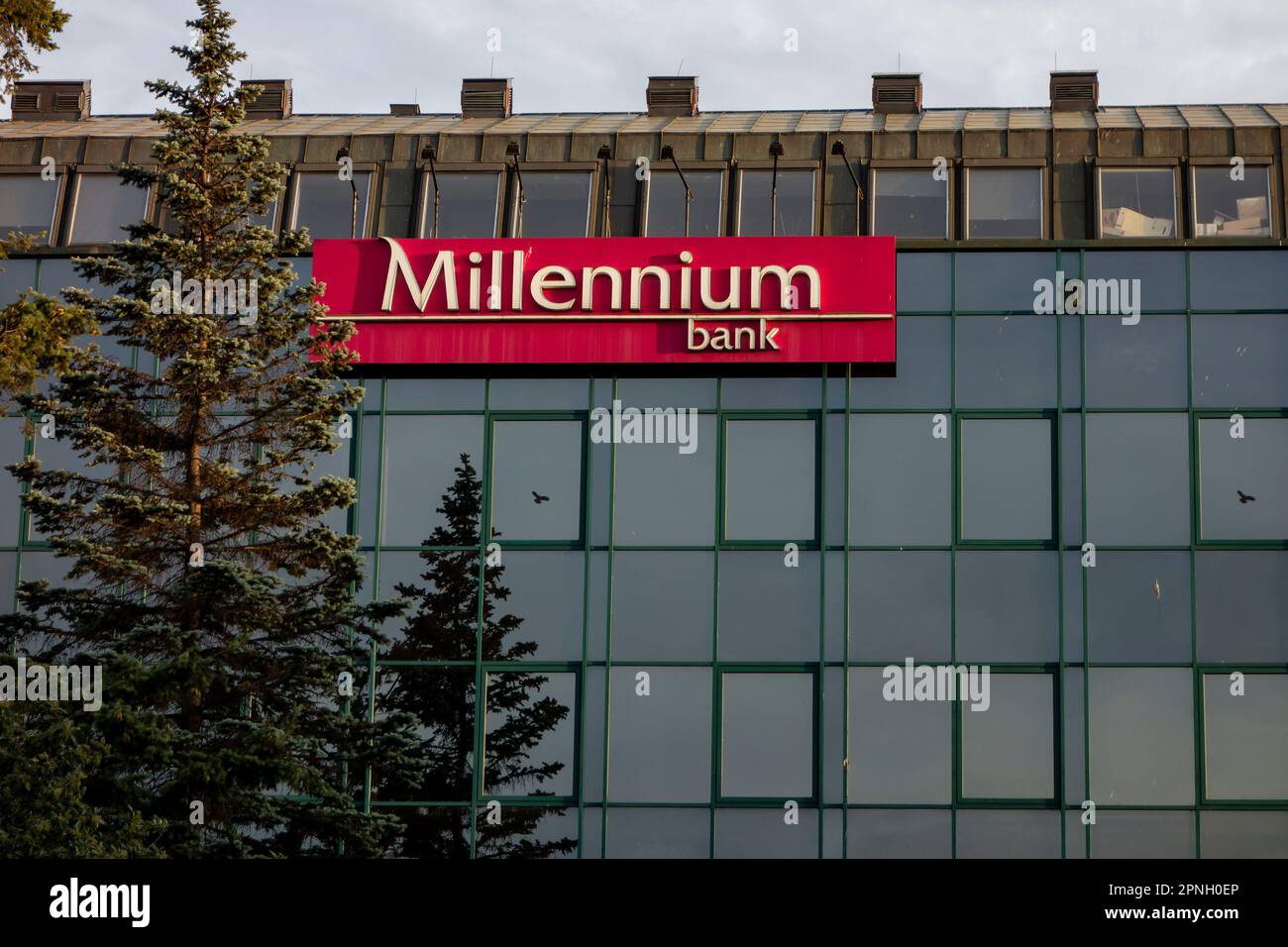 DANZICA, POLONIA - 30 LUGLIO 2022: Sede della Millennium Bank nel centro di Danzica, Polonia, che fornisce servizi finanziari Foto Stock