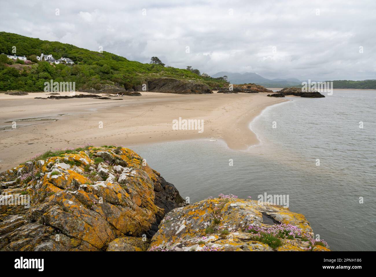 Baia sabbiosa vicino a Borth-y-Gest sull'estuario di Glaslyn, Porthmadog, Galles del Nord. Foto Stock