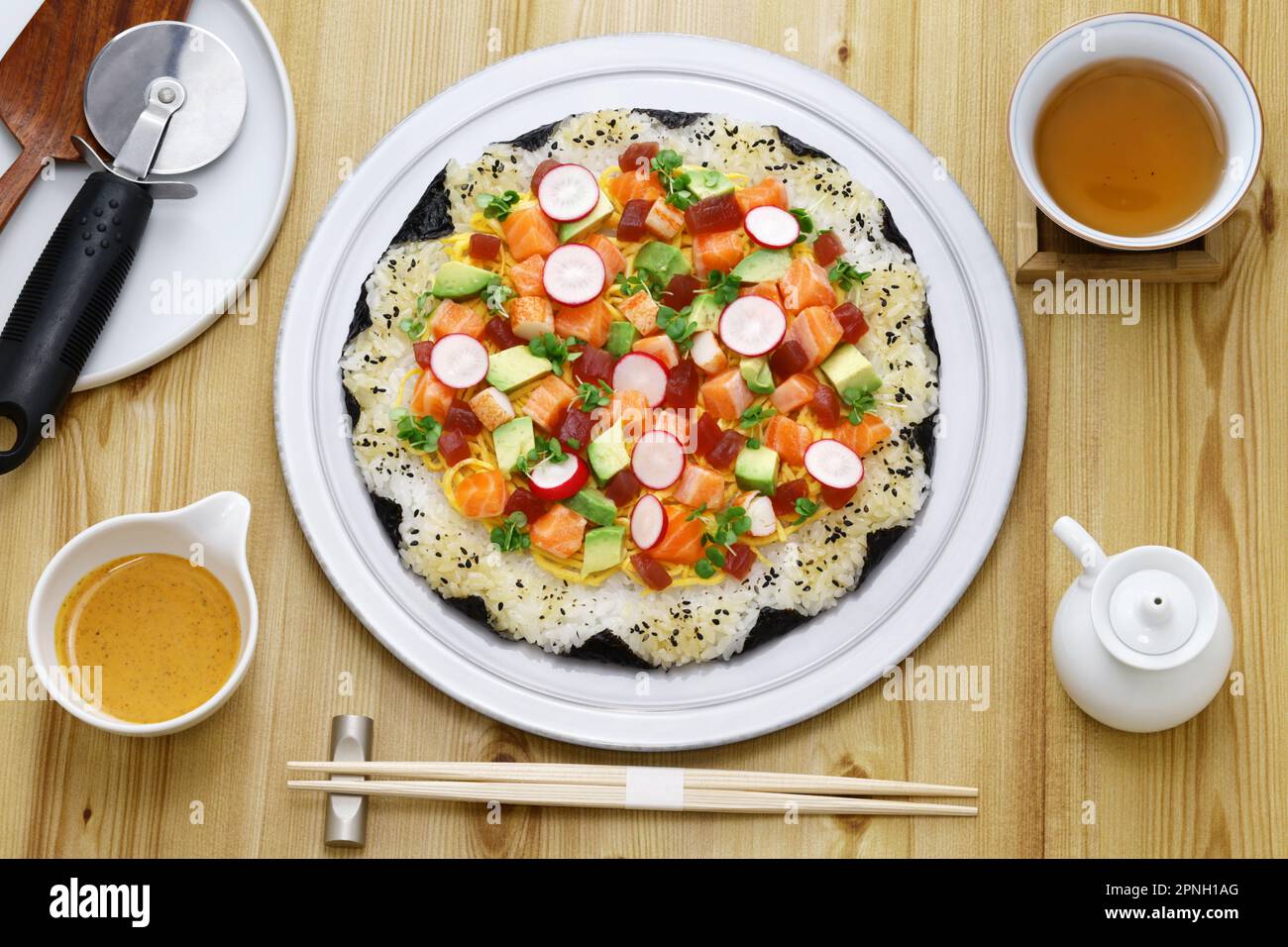 Pizza di sushi fatta in casa, sushi creativo originario di Toronto, Canada Foto Stock