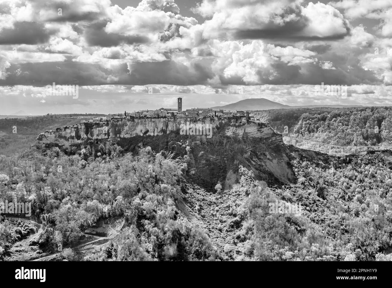 Vista panoramica in bianco e nero dell'antico borgo morente, Civita di Bagnoregio, Italia Foto Stock