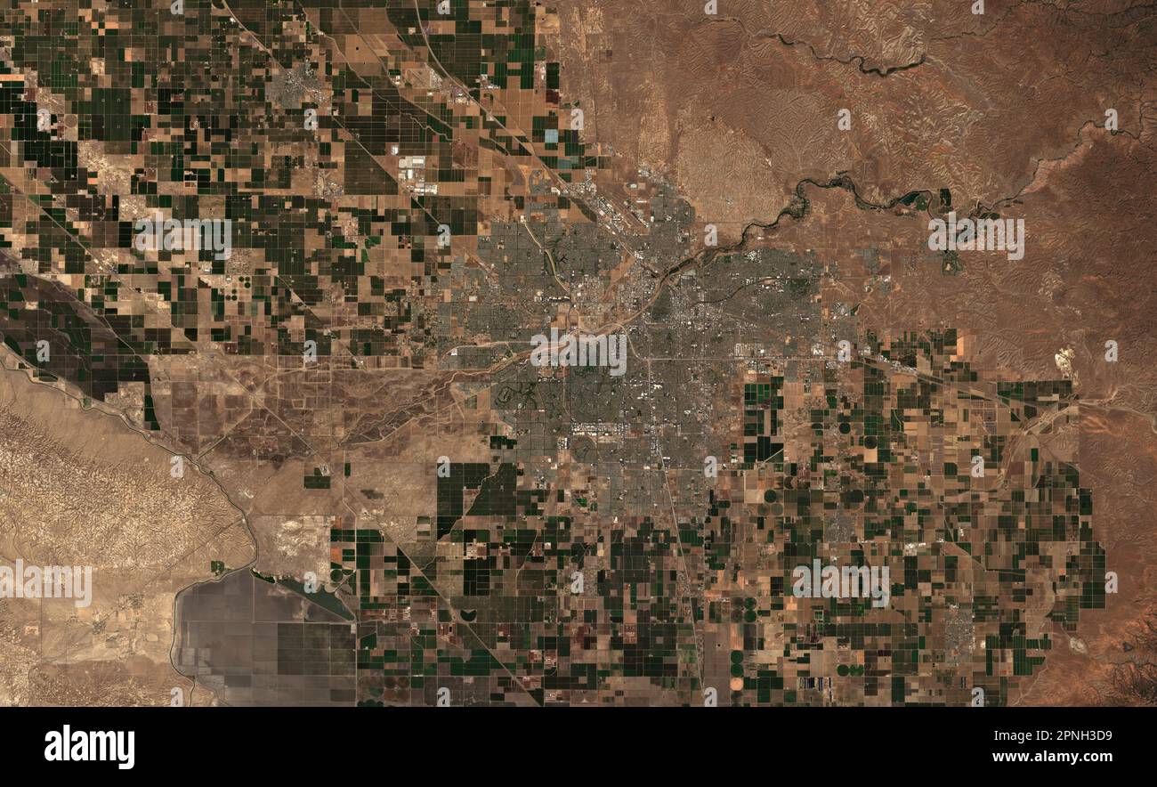 Immagine satellitare ad alta risoluzione di Bakersfield in California, USA - contiene dati Sentinel Copernicus modificati (2022) Foto Stock