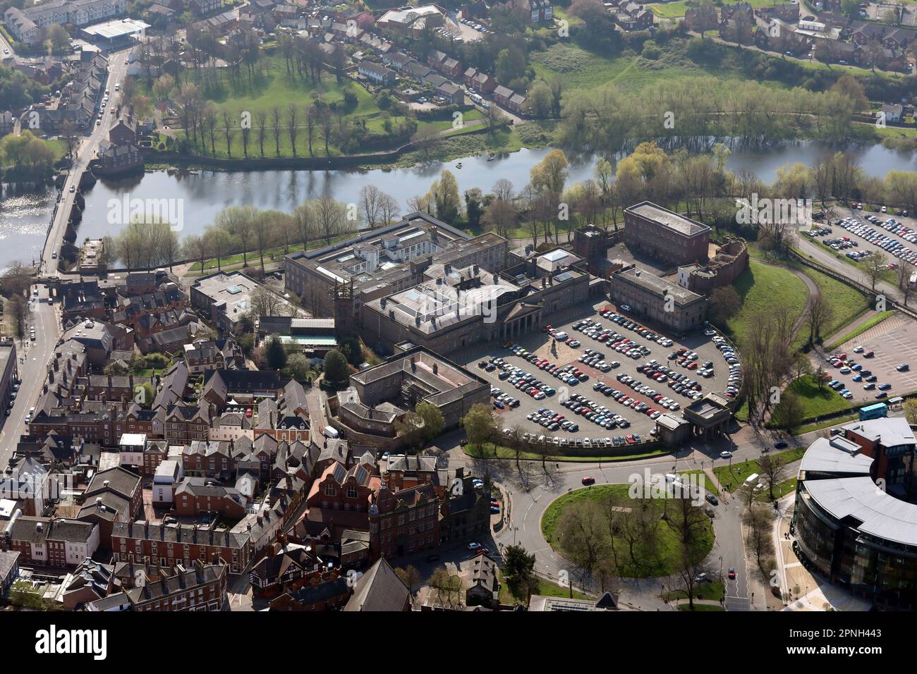 Veduta aerea della Crown Court, parte dell'Università di Chester, Wheeler, e del Castello di Chester, Cheshire, Regno Unito Foto Stock