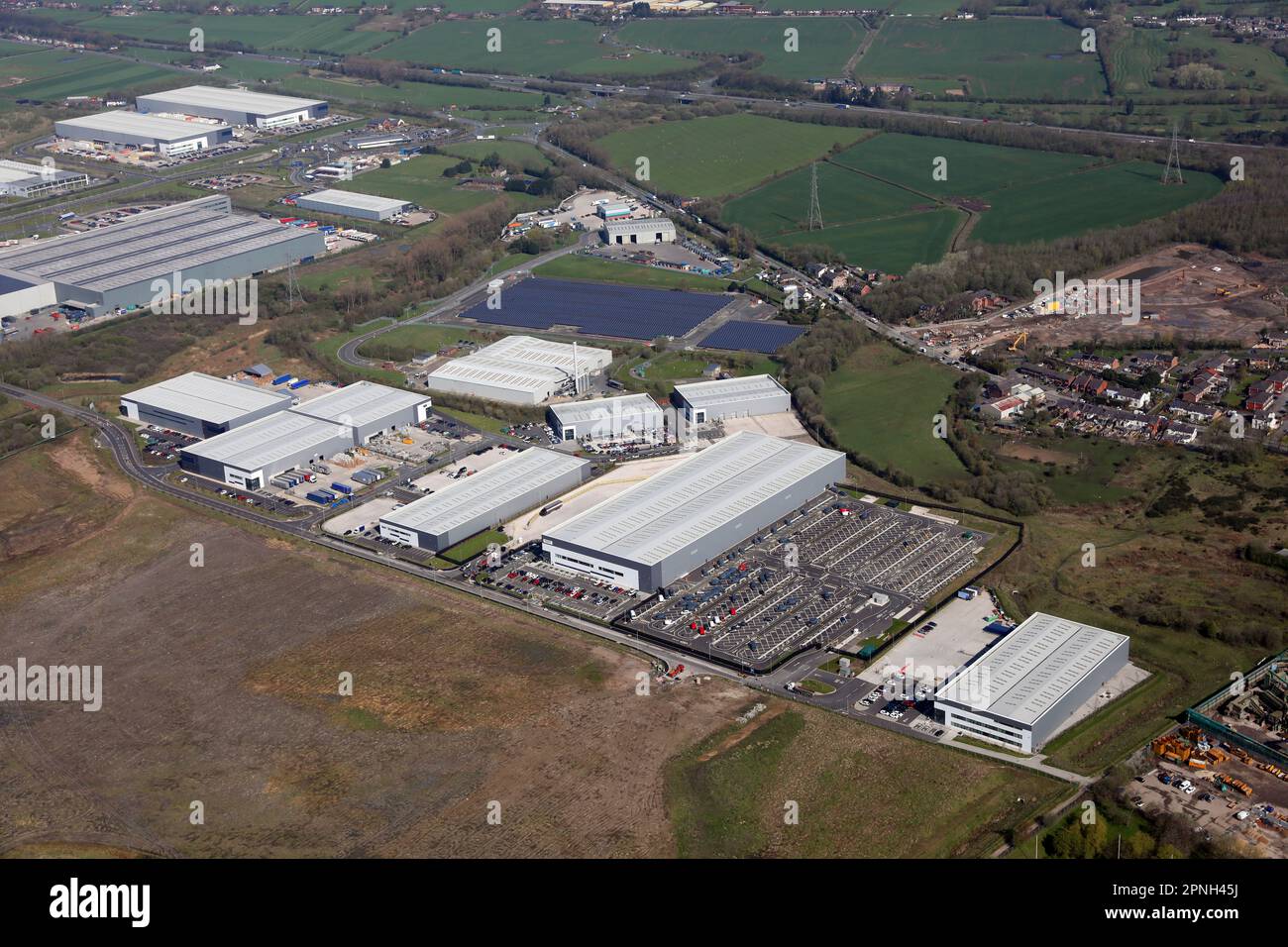 Vista aerea del parco industriale di Lomax Way, compreso un magazzino di logistica Amazon Foto Stock