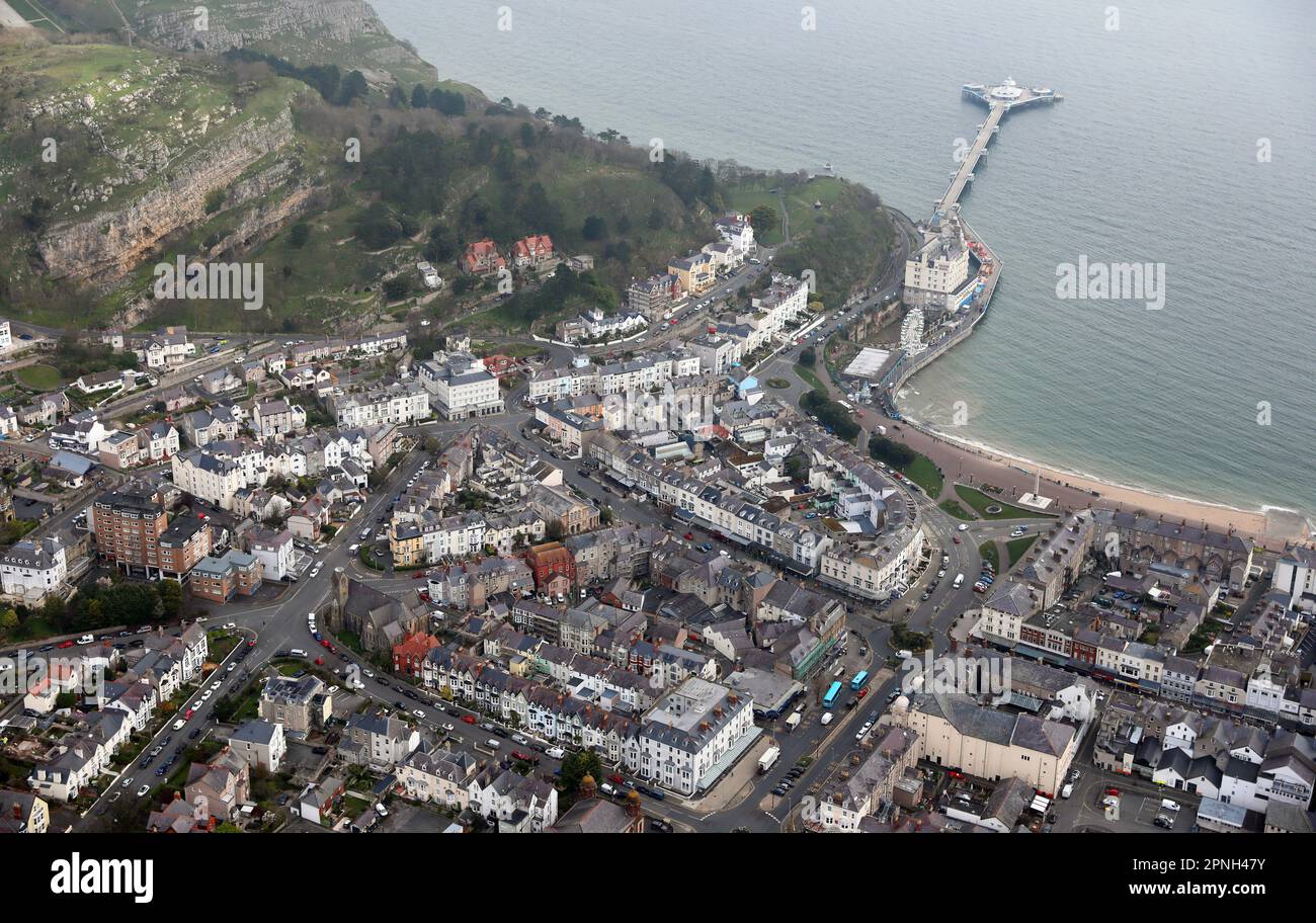 Vista aerea di Llandudno nel Galles del Nord con il Grand Hotel e il molo in alto a destra Foto Stock