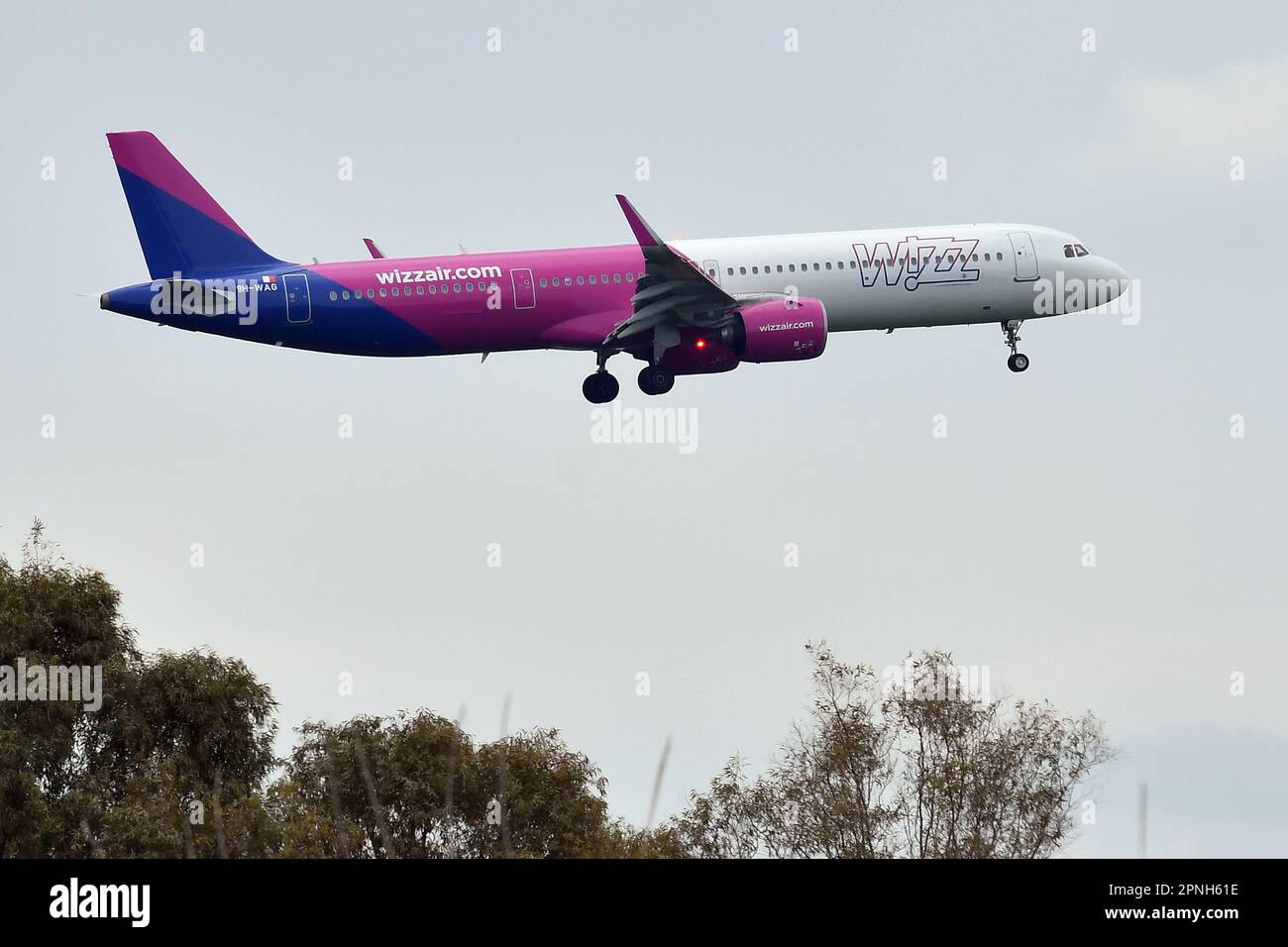 Fiumicino, Lazio. 18th Apr, 2023. Airbus A321 WizzAir .Aircraft per l'aeroporto di Fiumicino. Fiumicino (Italia), 18th aprile 2023. $Photographer01 di credito: Agenzia indipendente di foto/Alamy Live News Foto Stock