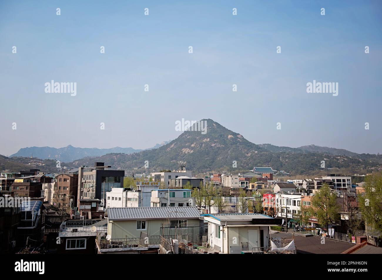 Vista sul nord di Seoul verso le montagne con la Blue House sullo sfondo Foto Stock