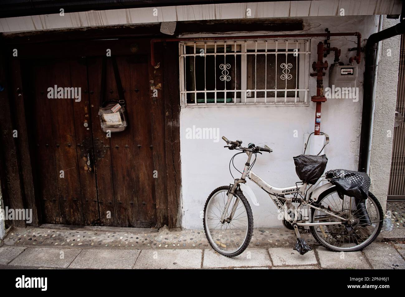 Bicicletta di fronte alla casa tradizionale nel quartiere Seochon Seoul Corea del Sud Foto Stock