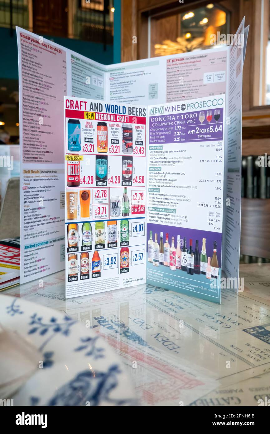 Una carta da menu da un pub JD Wetherspoons. La scheda mostra i prezzi delle birre artigianali e mondiali e dei vini che offrono in vendita nel pub Foto Stock