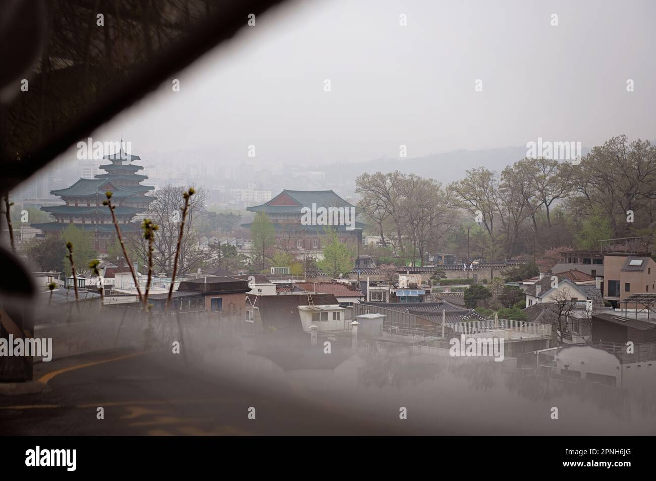 Vista del Palazzo Gyeongbokgung dal retro in una giornata misteriosa Foto Stock