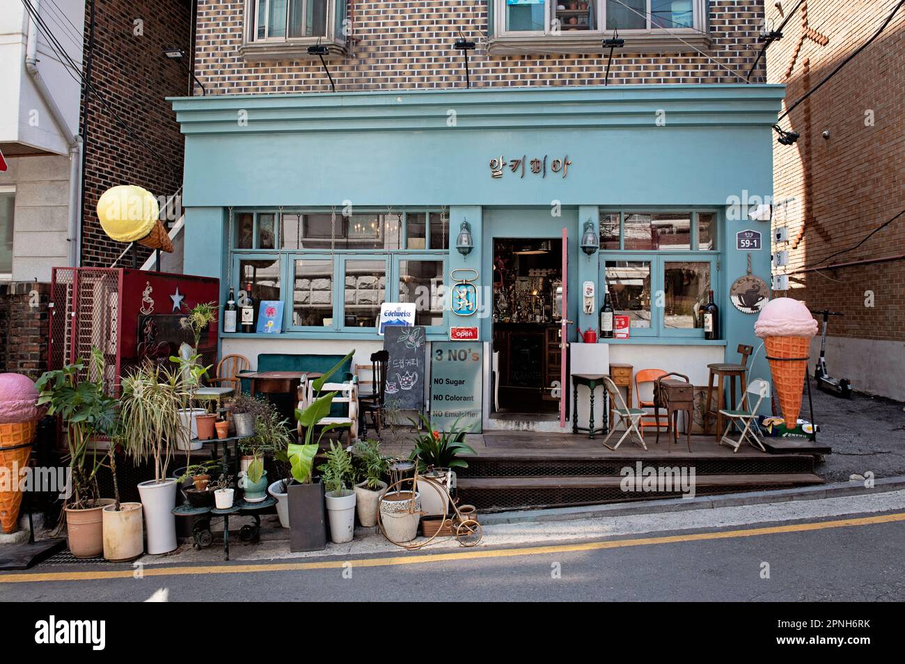 Grazioso storefront nel quartiere di Seochon, Seoul, Corea del Sud Foto Stock