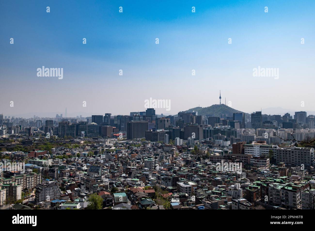 Vista della città di Seoul con il Monte Namsan e la Torre di Seoul sullo sfondo Foto Stock