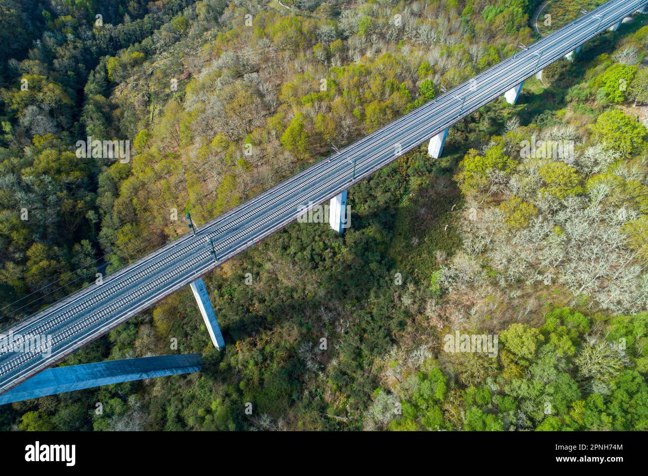 Vista aerea di un viadotto della linea ferroviaria ad alta velocità in Galizia, Spagna Foto Stock