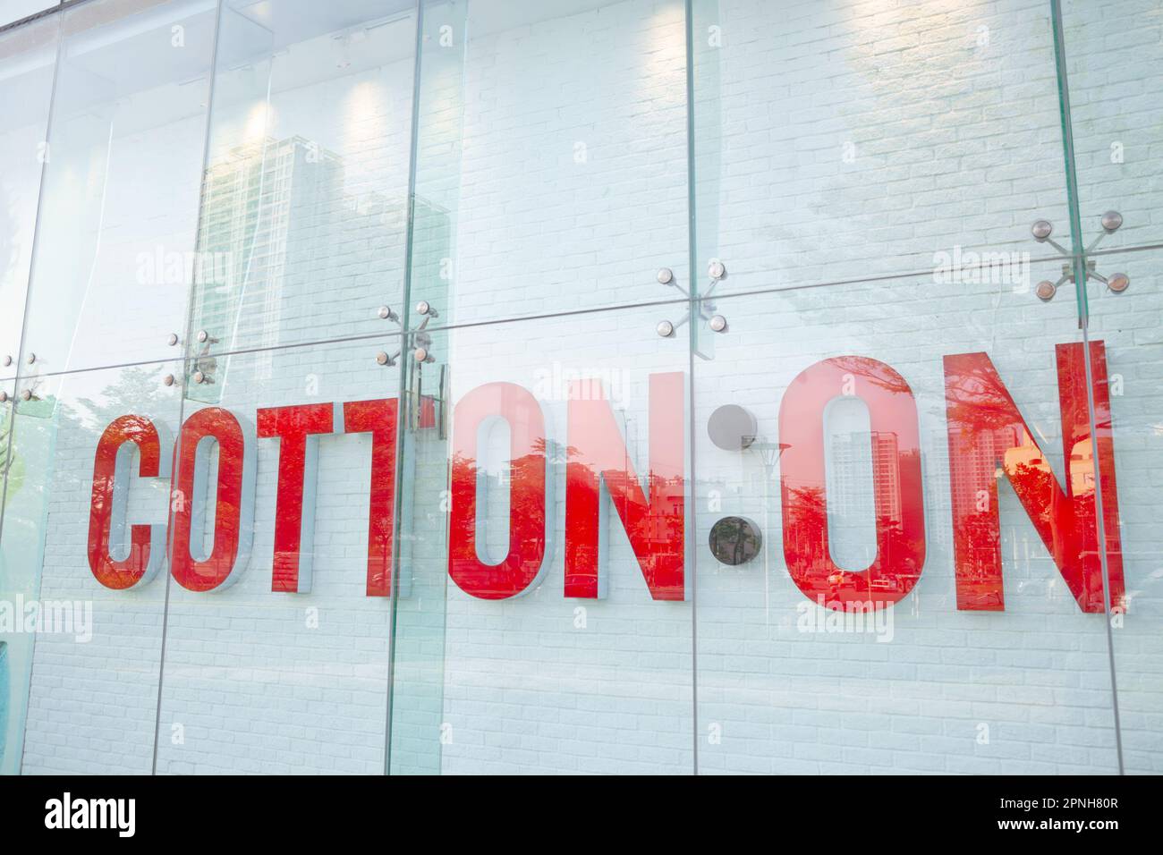 Ho Chi Minh City, Vietnam - 7 aprile 2023: Cotone sul logo su una vetrina veloce del negozio di moda. Popolare segno di marca di abbigliamento fuori da un centro commerciale Foto Stock