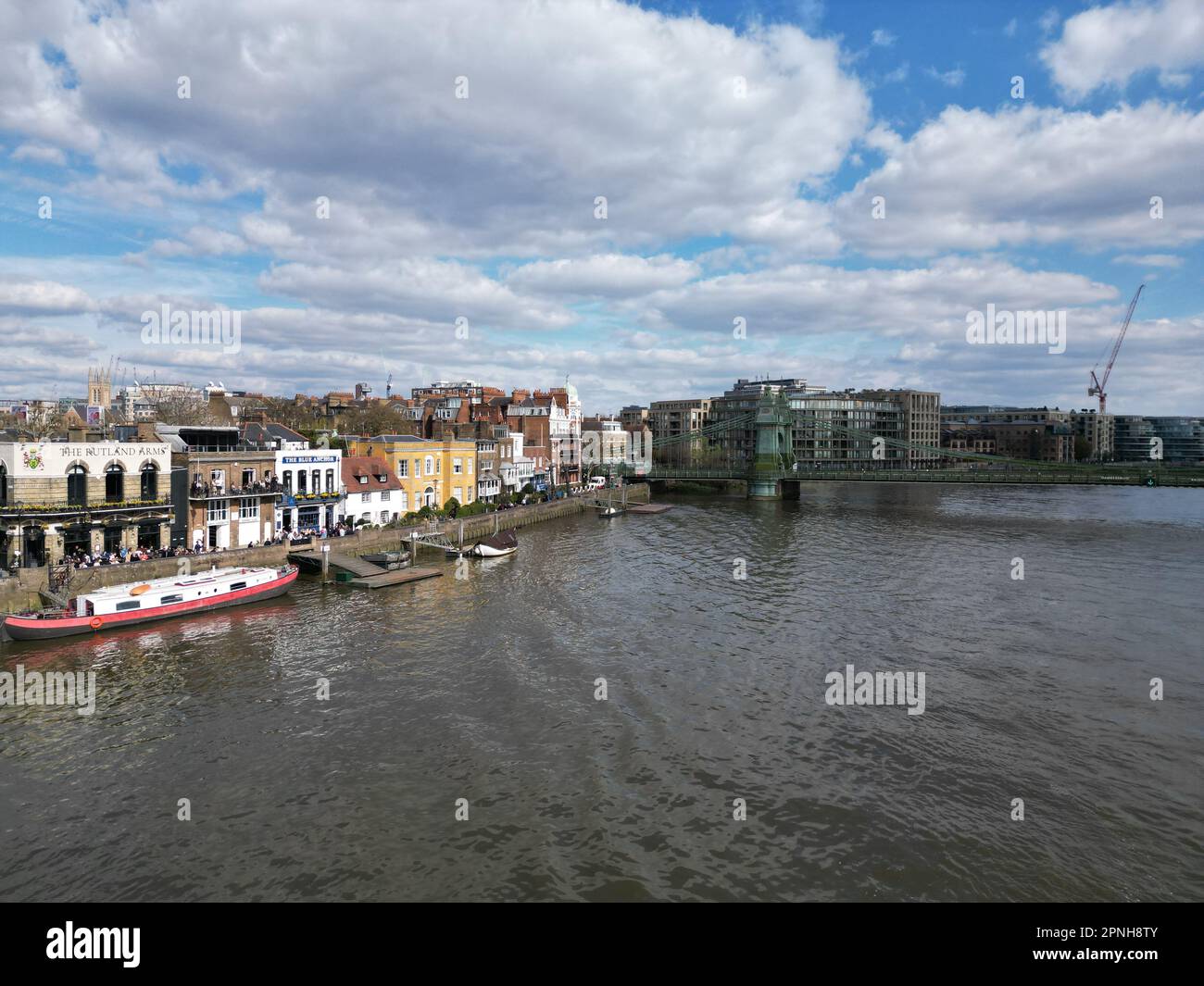 Pub sul lungofiume Hammersmith ponte sospeso West London UK drone vista aerea Foto Stock