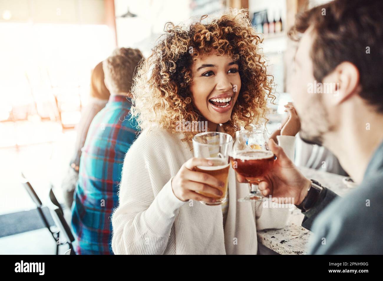 Grazie a ridere sempre. una giovane coppia gustando un drink in un bar. Foto Stock