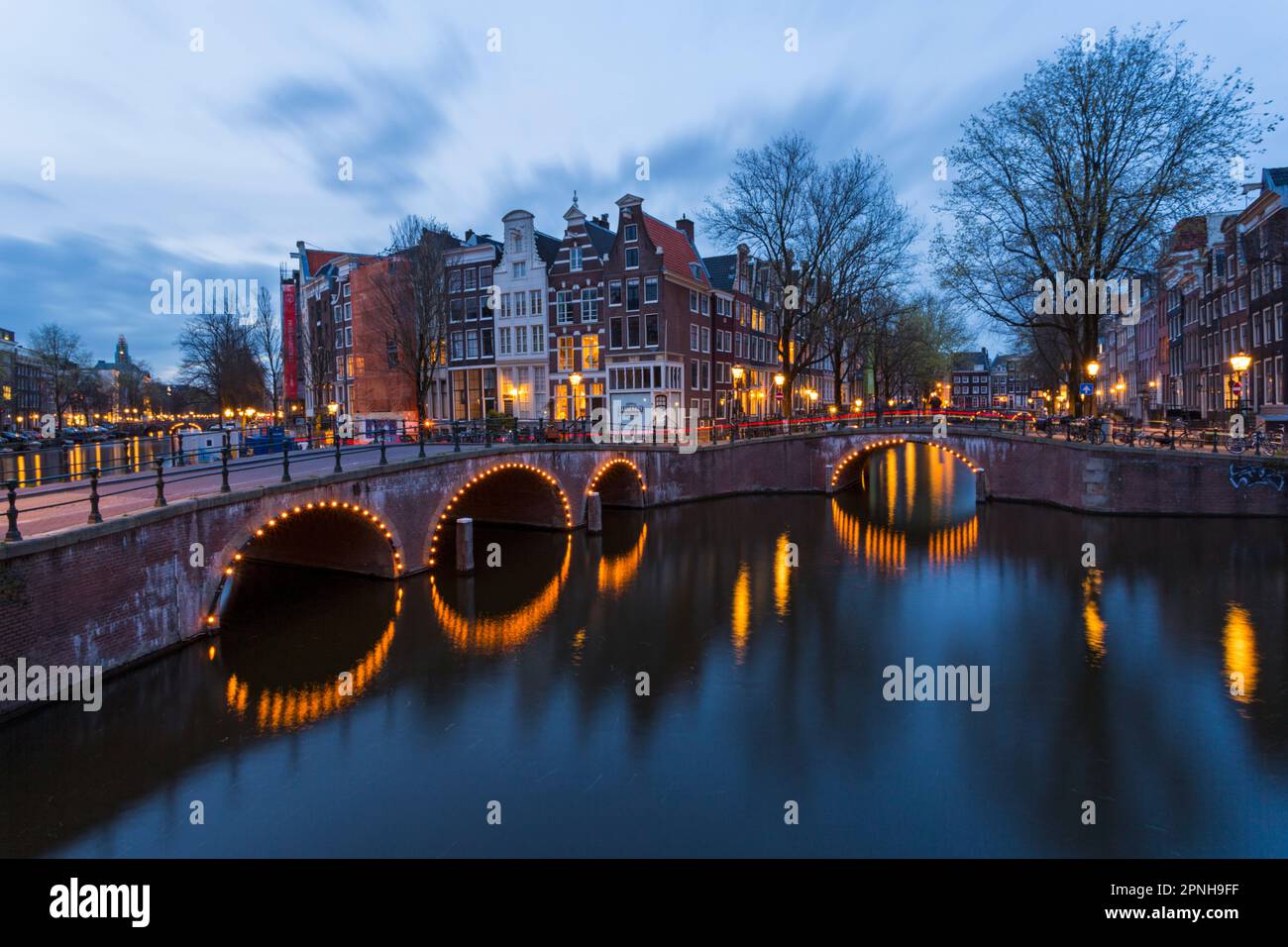 Ponti illuminati al crepuscolo ora blu ad Amsterdam, Olanda, Paesi Bassi nel mese di aprile - lunga esposizione Foto Stock