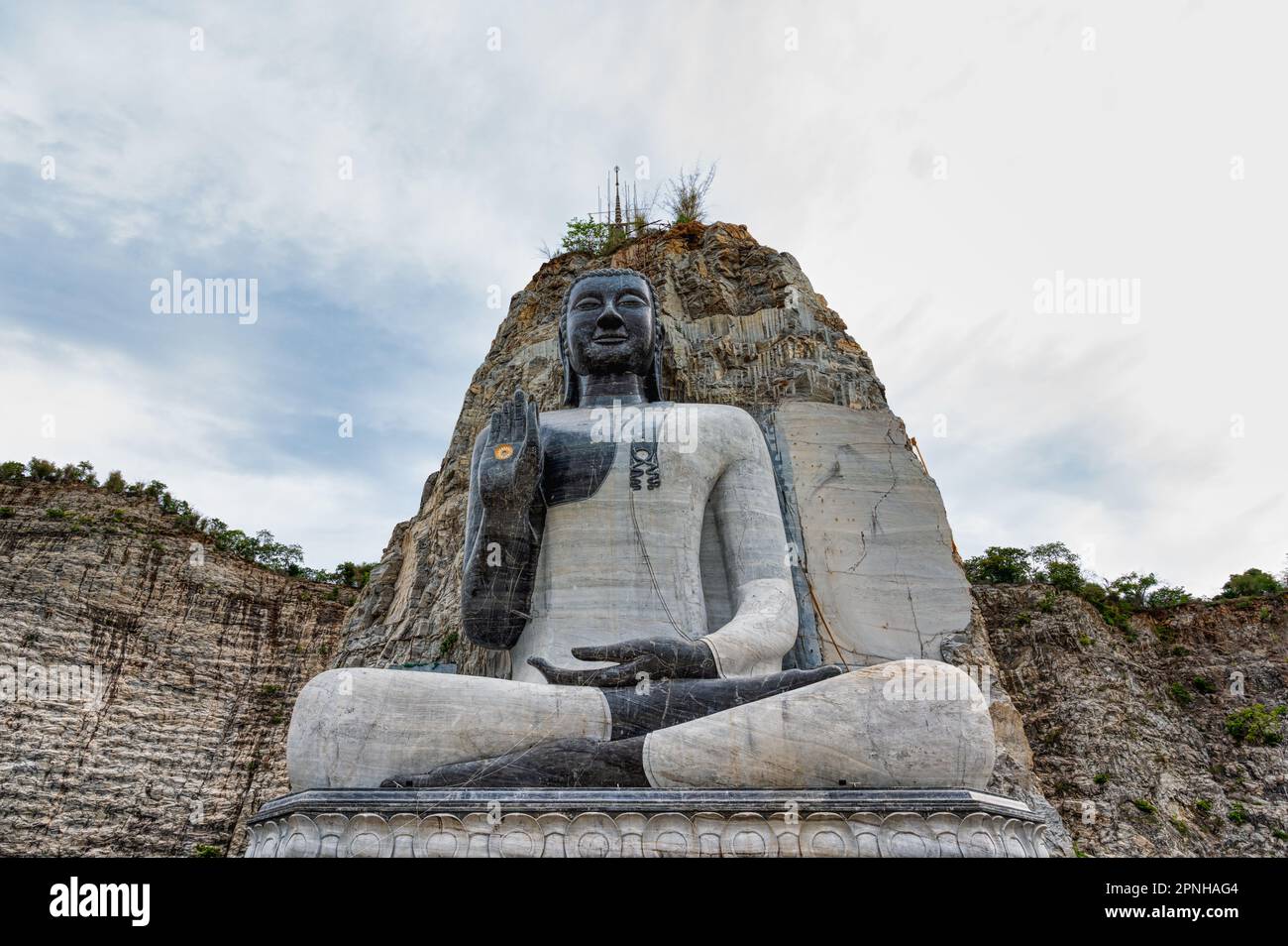 Suphan Buri / Thailandia / 15 agosto 2020 : ( Buddha di roccia ) Wat Khao Tham Thiam è il nme di una gigantesca immagine di Buddha di pietra nella provincia di Suphanburi che è Foto Stock