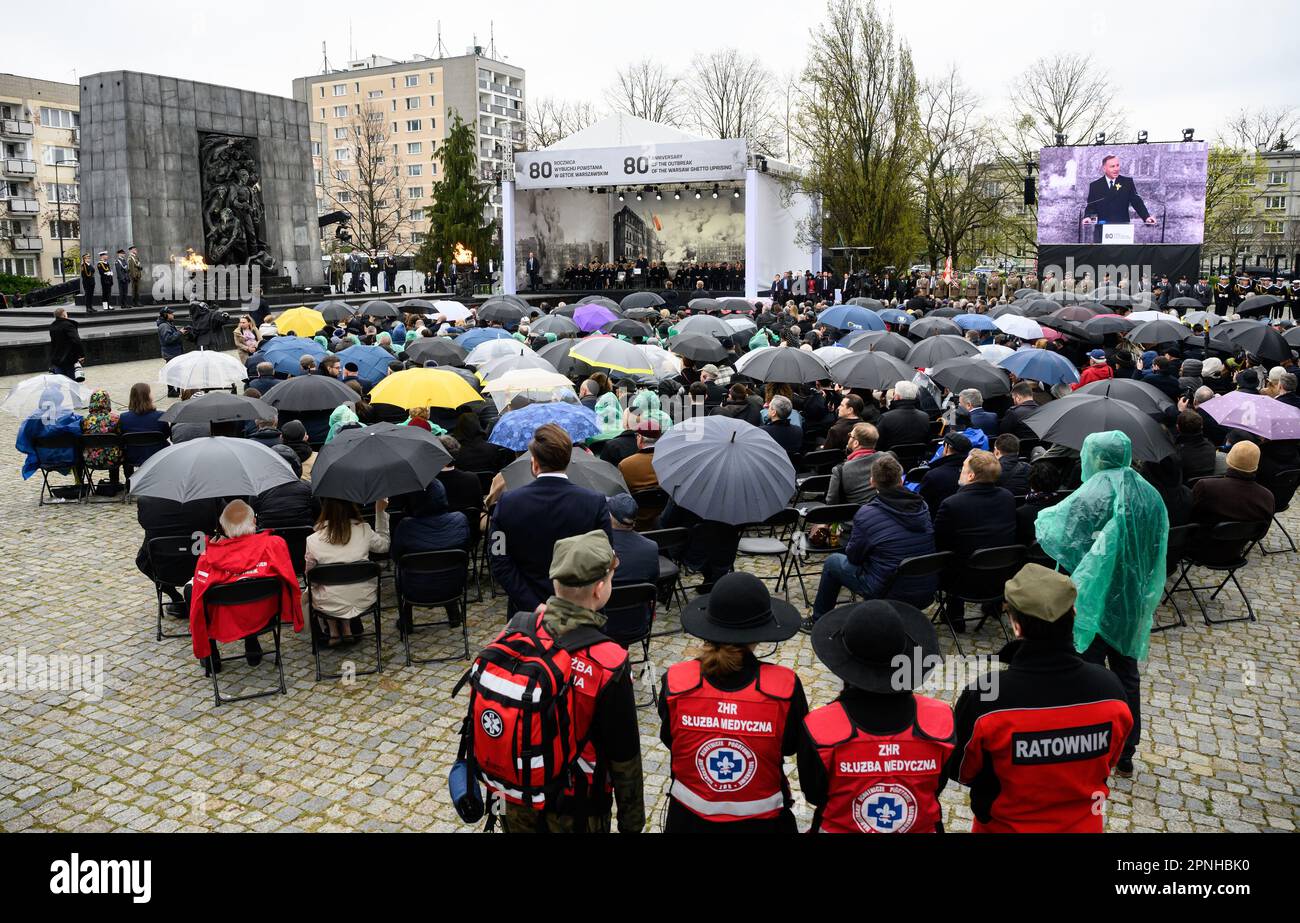 19 aprile 2023, Polonia, Warschau: Andrzej Duda, Presidente della Polonia, interviene in occasione della commemorazione del 80th° anniversario della rivolta del Ghetto di Varsavia nella piazza di fronte al Monumento agli Eroi del Ghetto. Il 19 aprile 1943, i ribelli ebrei a Varsavia si alzarono contro le unità delle SS che marciavano nel ghetto. Solo pochi ebrei di Varsavia sono sopravvissuti alla repressione della rivolta. Foto: Bernd von Jutrczenka/dpa Foto Stock