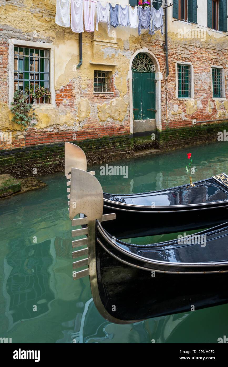 Testa in ferro delle gondole ormeggiate, Venezia, Veneto, Italia Foto Stock