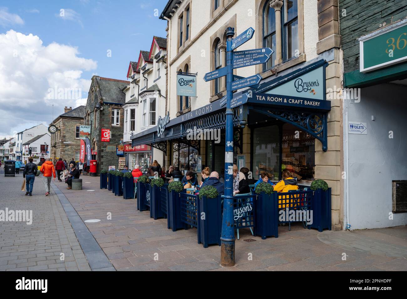 Il popolare caffè, sale da tè e panetteria artigianale, Brysons nel centro della città di Keswick, il Lake District, Cumberland, Regno Unito Foto Stock
