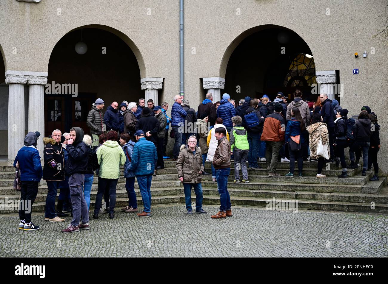 Zwei Demonstrationen am Rande der Sondersitzung des Kreistages über geplante Asylbewerberunterkünfte in Hirschfelde und Boxberg in der Aula des BSZ. G Foto Stock