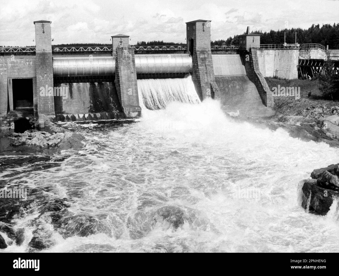 Centrale idroelettrica in uno dei fiumi svedesi, che nel corso degli anni ha fornito elettricità senza fossile agli abbonati svedesi Foto Stock