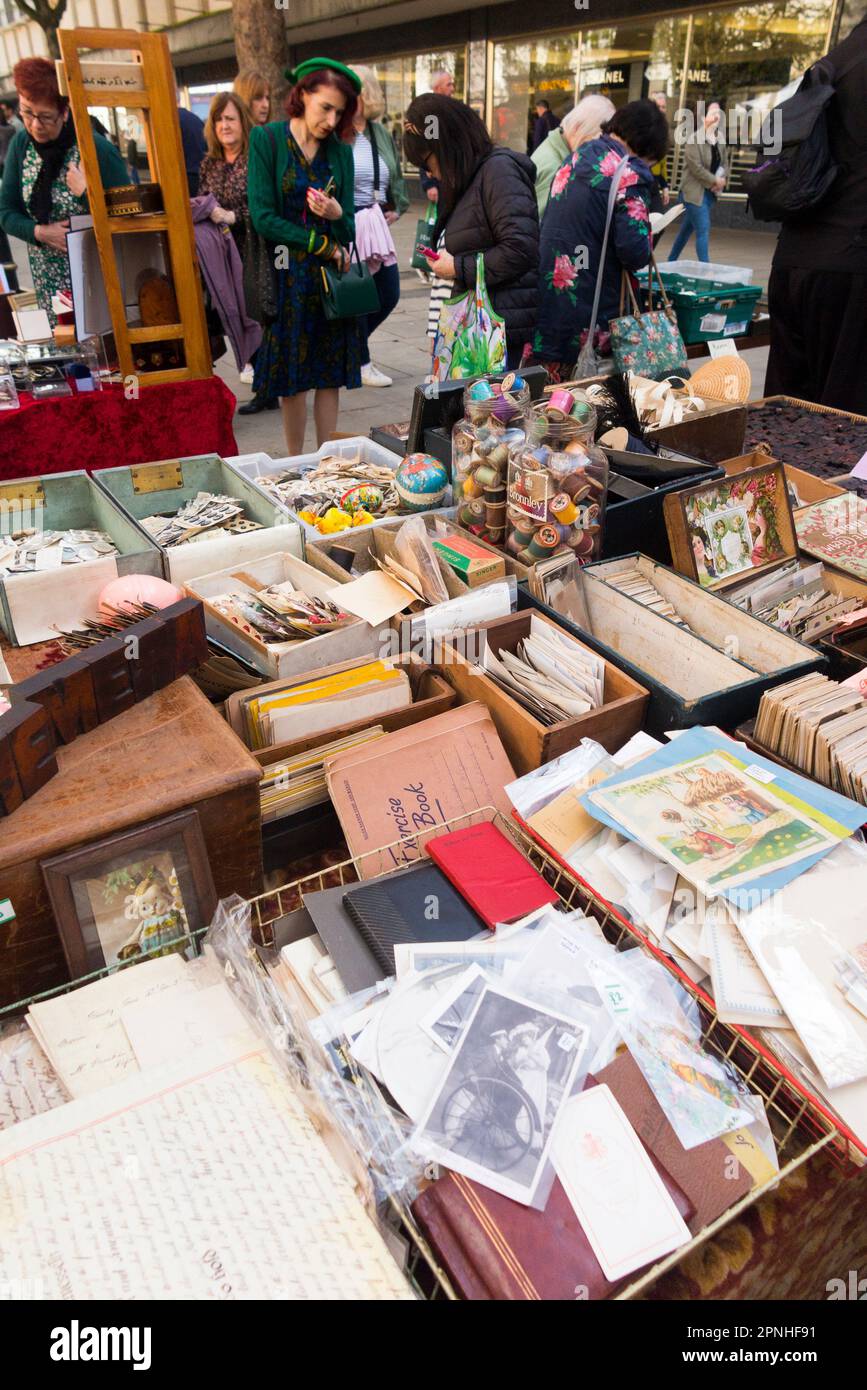 Cheltenham Antiques and Vintage Market, mercato di strada il Sabato sulla Promenade a Cheltenham Spa. Venditori ambulanti e bancarelle di vestiti vicino alle terrazze georgiane di case cittadine nella città del Gloucestershire. REGNO UNITO. (134) Foto Stock