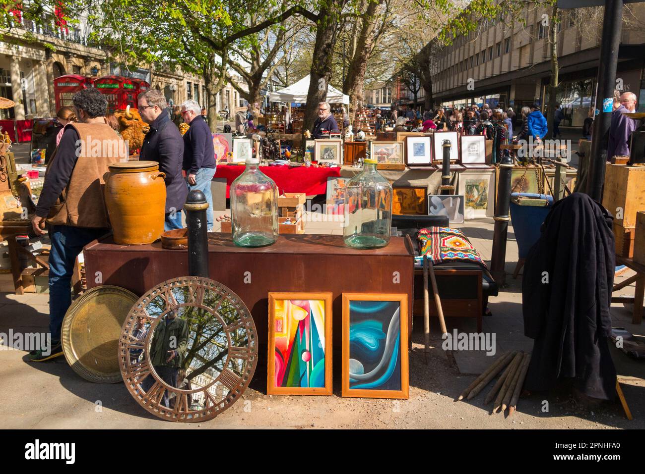 Cheltenham Antiques and Vintage Market, mercato di strada il Sabato sulla Promenade a Cheltenham Spa. Venditori ambulanti e bancarelle di vestiti vicino alle terrazze georgiane di case cittadine nella città del Gloucestershire. REGNO UNITO. (134) Foto Stock