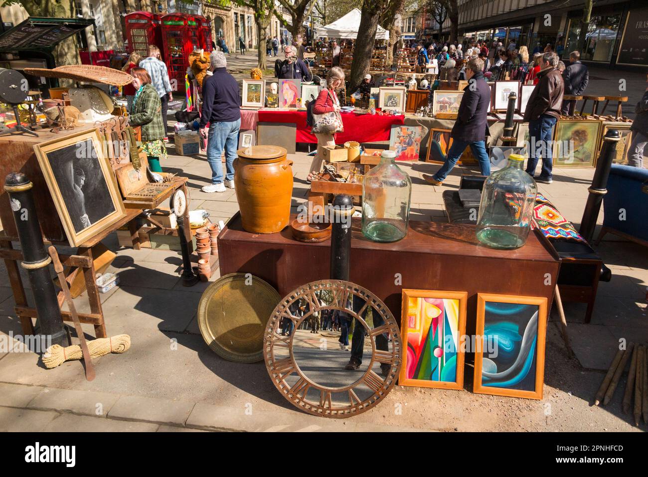 Cheltenham Antiques and Vintage Market, mercato di strada il Sabato sulla Promenade a Cheltenham Spa. Venditori ambulanti e bancarelle di vestiti vicino alle terrazze georgiane di case cittadine nella città del Gloucestershire. REGNO UNITO. (134) Foto Stock