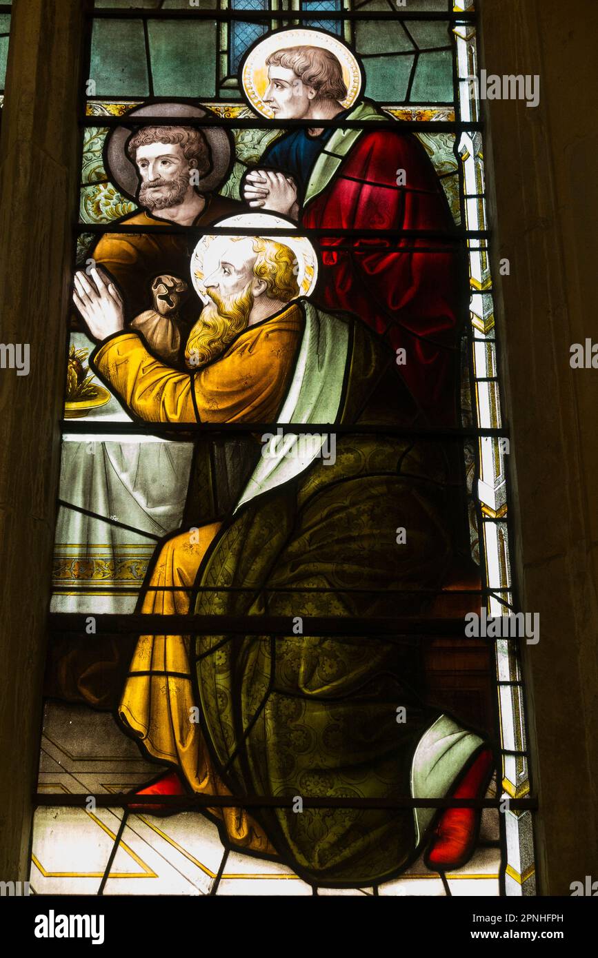 Apostoli, tra cui Giuda con borsa di denaro contenente pezzi d'argento e alone grigio, in vetrata della chiesa in vetro colorato - particolare dalla finestra dell'ultima cena - a Cheltenham Minster, St Mary's. Cheltenham, Gloucestershire. REGNO UNITO. (134). Foto Stock