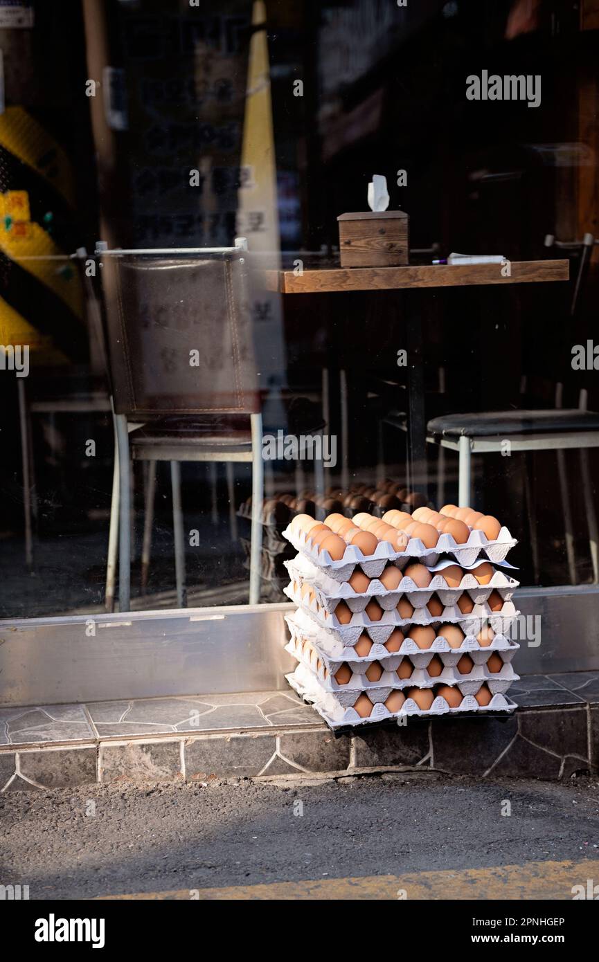 Cartoni di uova fresche seduti di fronte al ristorante Seoul Corea del Sud Foto Stock