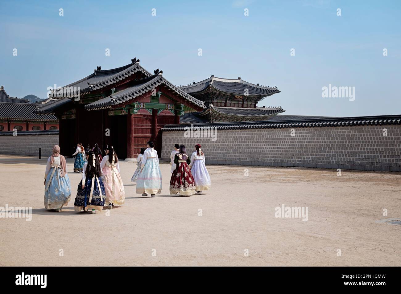 I turisti si vestirono di Hanbok con il Palazzo Gyeongbukgung sullo sfondo, Seoul, Corea del Sud Foto Stock