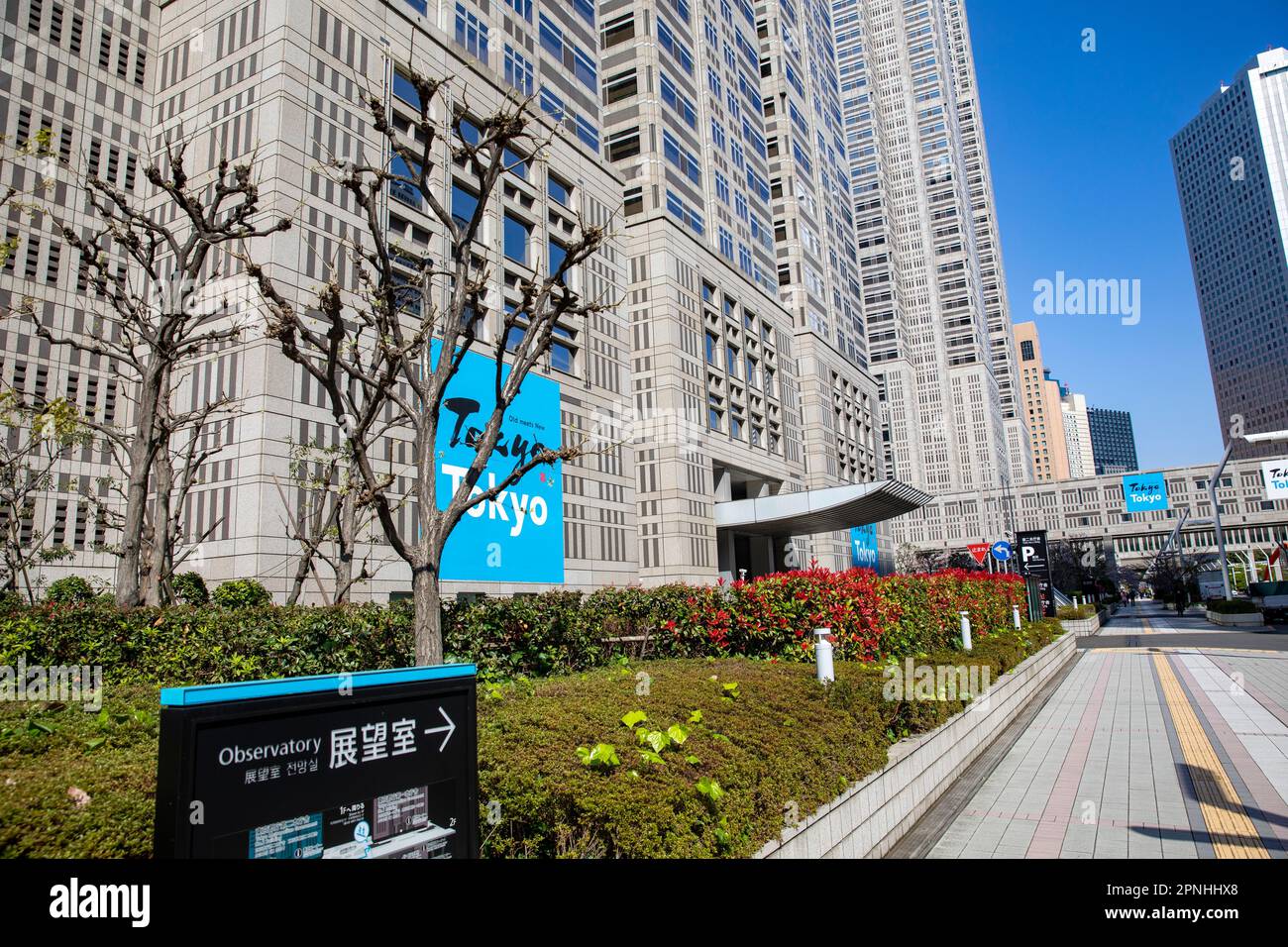 Edificio metropolitano del Governo di Tokyo che ha una piattaforma di osservazione libera per i turisti per vedere Tokyo metropolitana, Giappone, Asia, 2023 Foto Stock