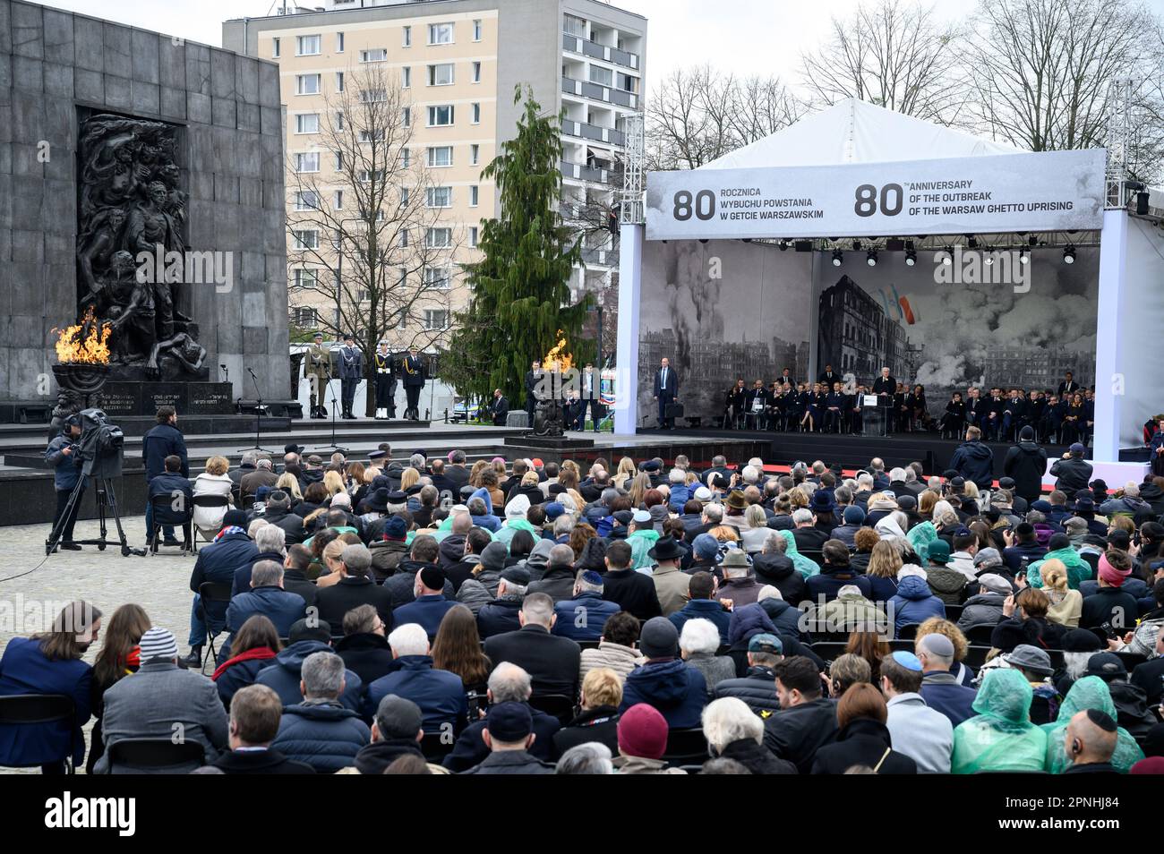 Warschau, Polonia. 19th Apr, 2023. Il presidente tedesco Frank-Walter Steinmeier parla in occasione della commemorazione del 80th° anniversario della rivolta del Ghetto di Varsavia nella piazza di fronte al monumento agli Eroi del Ghetto. Il 19 aprile 1943, i ribelli ebrei a Varsavia si alzarono contro le unità delle SS che marciavano nel ghetto. Solo pochi ebrei di Varsavia sono sopravvissuti alla repressione della rivolta. Credit: Bernd von Jutrczenka/dpa/Alamy Live News Foto Stock