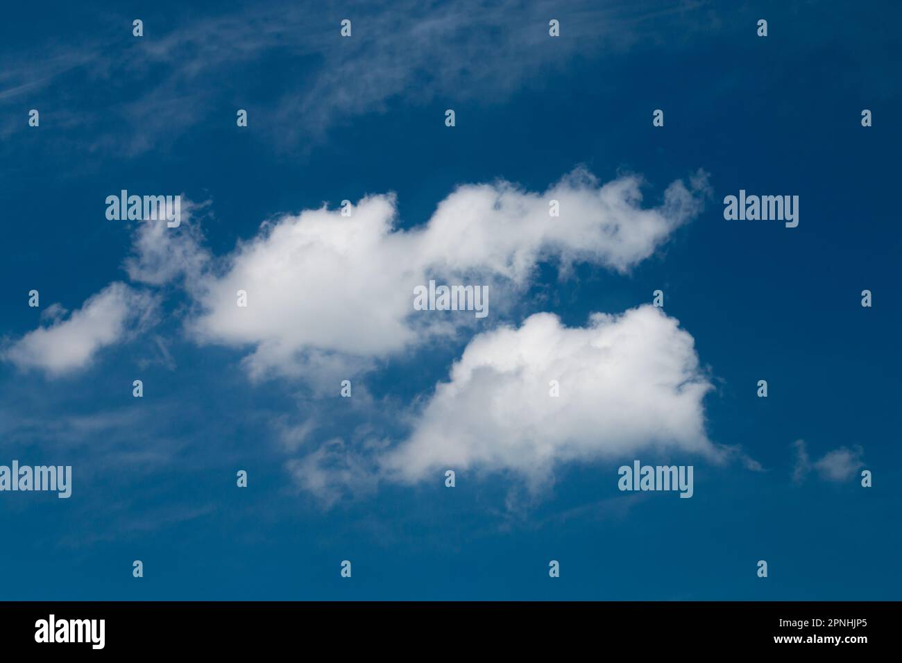 Grandi nuvole bianche contro il cielo blu. Foto Stock