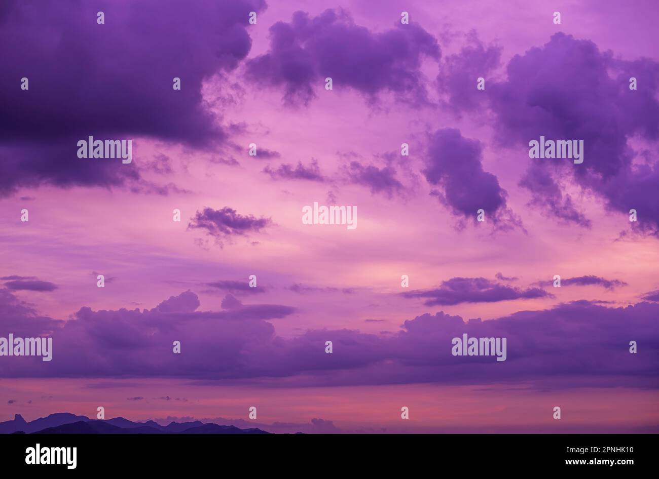 Astratto e modello di cielo nuvoloso, viola velluto, viola velluto, colore tendenza dello sfondo dell'anno, modello di nuvola colorata e cielo tramonto o sunri Foto Stock
