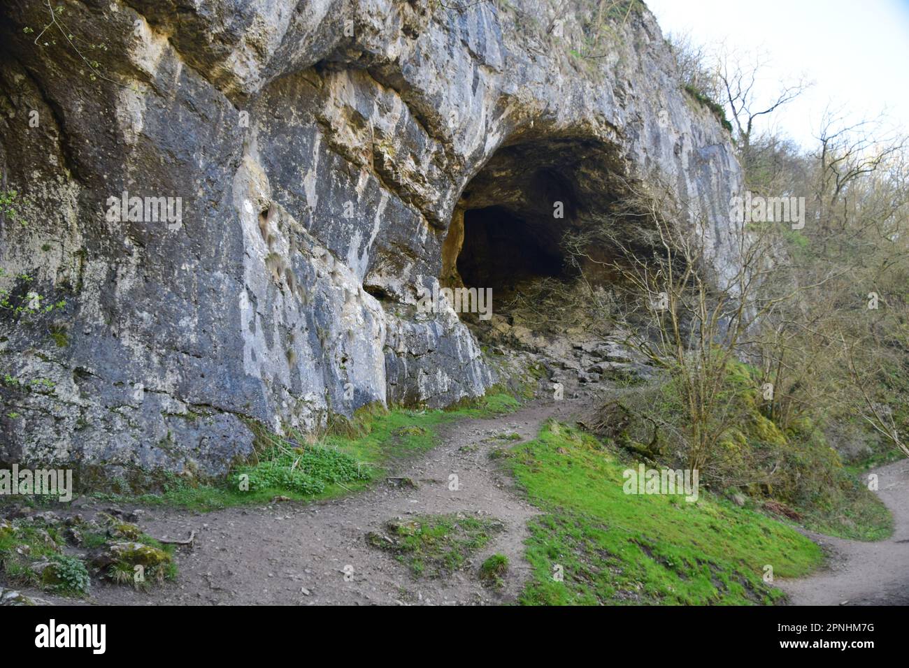 Spettacolari formazioni rocciose calcaree a Dovedale formano incredibili grotte. Formata da calcare della barriera corallina del periodo carbonifero e acqua di fusione glaciale Foto Stock
