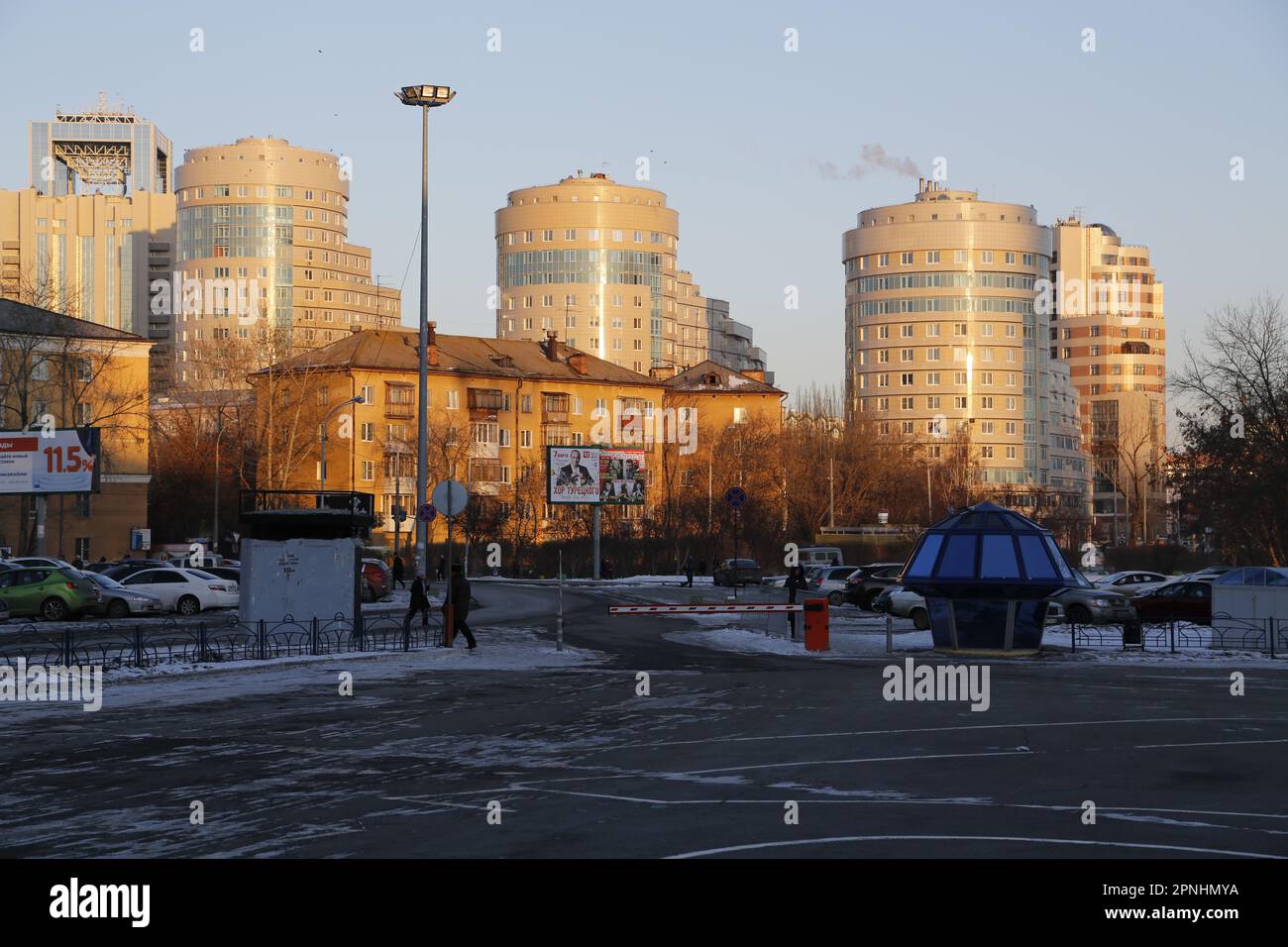Vista della città con alti edifici residenziali cilindrici a Ekaterinburg, Ural, Russia Foto Stock