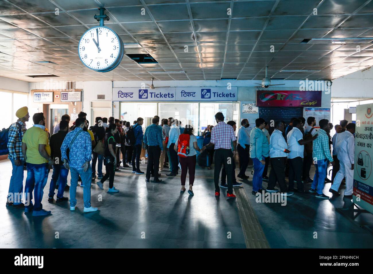 Persone in coda alla biglietteria della stazione della metropolitana Ramakrishna Ashram Marg a Delhi, India. Foto Stock