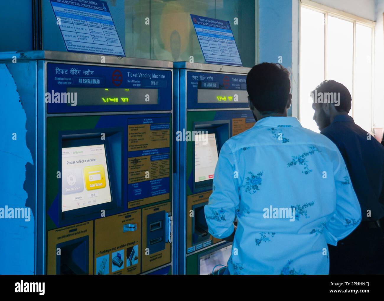 Distributore automatico di biglietti presso la stazione della metropolitana Ramakrishna Ashram Marg a Delhi, India. Foto Stock