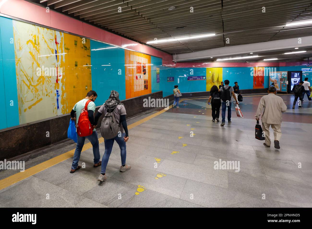 Opere d'arte nella stazione della metropolitana Dilli Haat - INA a Delhi, India Foto Stock