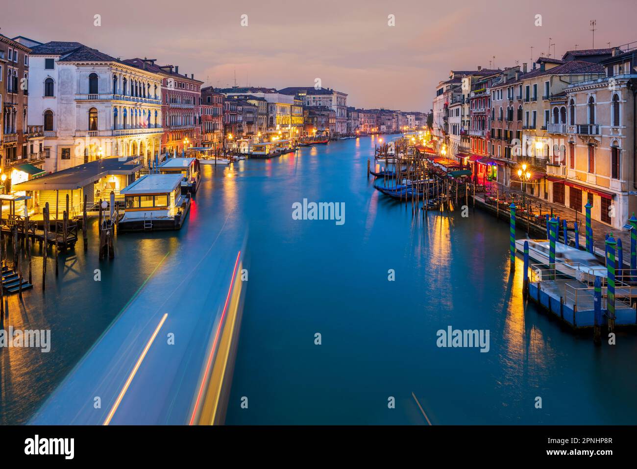Vista panoramica sull'alba sul Canal Grande, Venezia, Veneto, Italia Foto Stock
