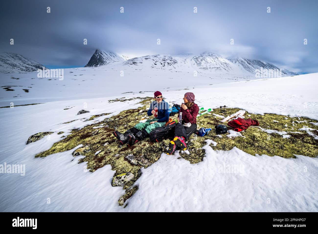 Goditi un picnic tra le piste da sci al Rondane National Park, Norvegia Foto Stock